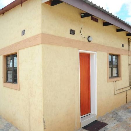 Pillacol Guest House Victoria Falls Exterior foto