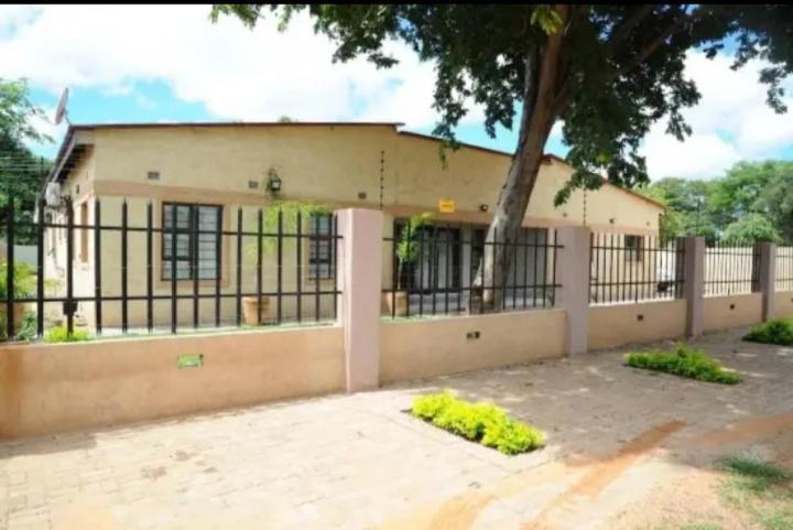 Pillacol Guest House Victoria Falls Exterior foto