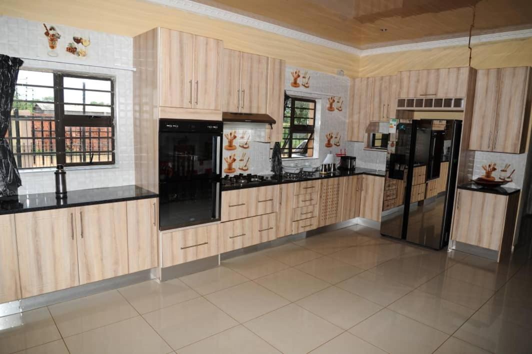 Pillacol Guest House Victoria Falls Exterior foto