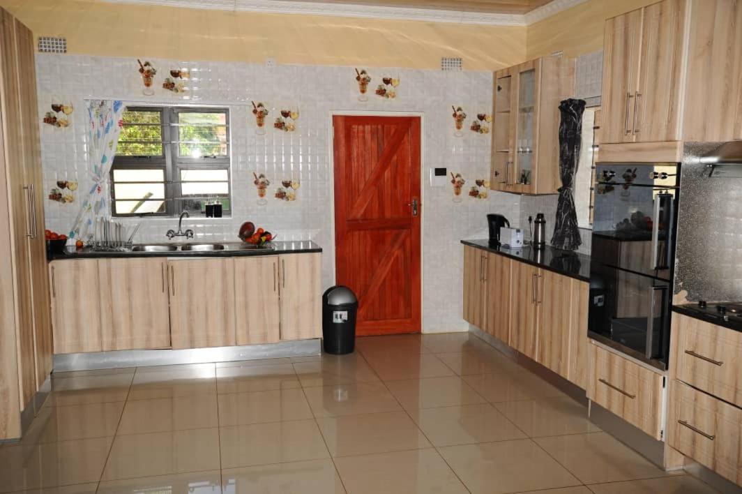 Pillacol Guest House Victoria Falls Exterior foto